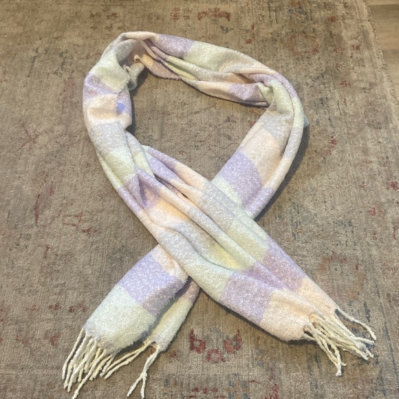 Scarf - Picture 1 of 3